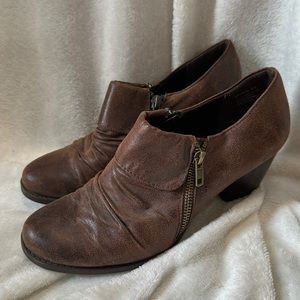 Bare Traps cute heeled shoes, size 8, worn a couple times. Bundle & Save!!